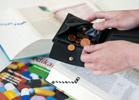 Studenten haben oft wenig Geld. Mit einem Studienkredit können sie ihre Haushaltskasse aufbessern. Allerdings muss das Geld beim Start in den Beruf wieder zurückgezahlt werden. (FOTO: FRANZISKA KOARK/DPA)