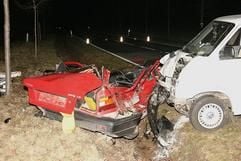 Blick auf die Unfallstelle nahe Plötzky (Landkreis Schönebeck). Vier Jugendliche sind bei diesem Unfall ums Leben gekommen. Der 58-jährige Fahrer des Transporters wurde leicht verletzt. (Foto: dpa)