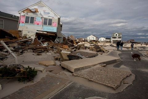 Diese Bungalows wurden durch die Wucht des Wirbelsturms «Sandy» zerstört. (FOTO: DPA)