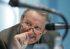 Das ehemalige Mitglied des SED-Politbüros, Günter Schabowski, spricht am Montag (07.08.2006) in Berlin während einer Pressekonferenz zum Start des Films «Letzte Ausfahrt Westberlin - 138 Schüsse auf die Friedrich Wolf». (Foto: dpa)