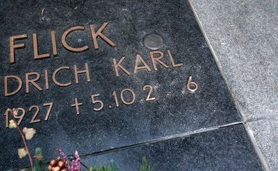 Blick auf den Grabstein des vor zwei Jahren gestorbenen deutschen Milliardärs Friedrich Karl Flick am Friedhof von Velden am Woerthersee. (FOTO: DPA)