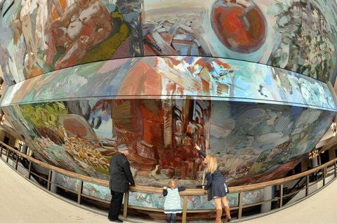 Der Maler Sighard Gille steht mit Tochter Maja und Enkeltochter im Gewandhaus in Leipzig an seinem Deckengemälde «Gesang vom Leben». (FOTO: DPA)