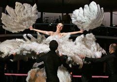 Sabine Hettlich tanzt in Berlin für die Revue «Glanzlichter 2008» im Berliner Friedrichstadtpalast. (Foto: dpa)
