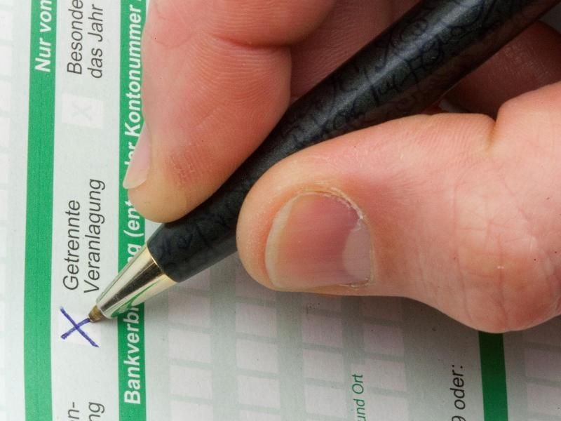 Ein Formular zur Steuererklärung wird ausgefüllt.