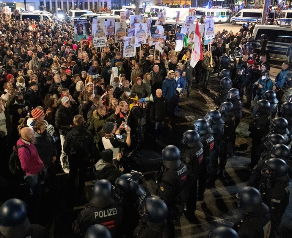 Bei der „Querdenker“-Demonstration in Leipzig traf die Polizei auf tausende Teilnehmer.