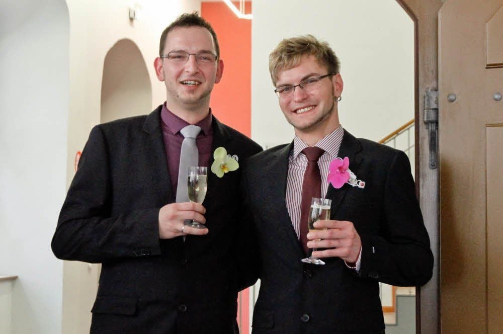 Verliebt, verlobt und nun frisch verheiratet: Christian Raschdorf und Ronny Lehmann (von links) stoßen vor dem Fürstenhaus mit Sekt an.