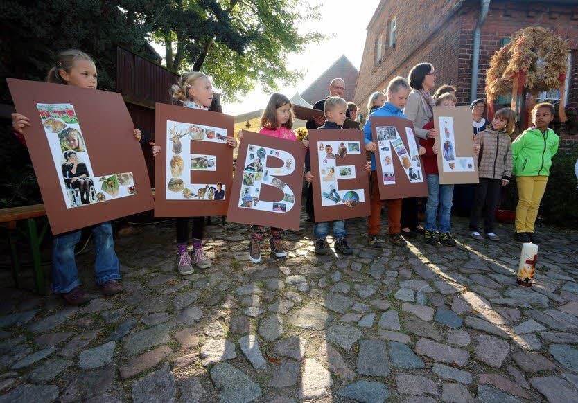 Mit einer Andacht am Küsterhaus in Klöden wurde das Erntedankfest mit Markttreiben in den offenen Höfen eingeleitet.