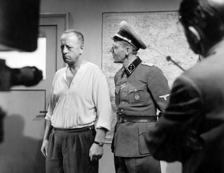 Erwin Geschonneck (li.) in dem DEFA-Film «Nackt unter Wölfen», der 1962 nach dem gleichnamigen Roman von Bruno Apitz gedreht wurde, Szene mit Herbert Köfer als SS-Hauptsturmführer.
