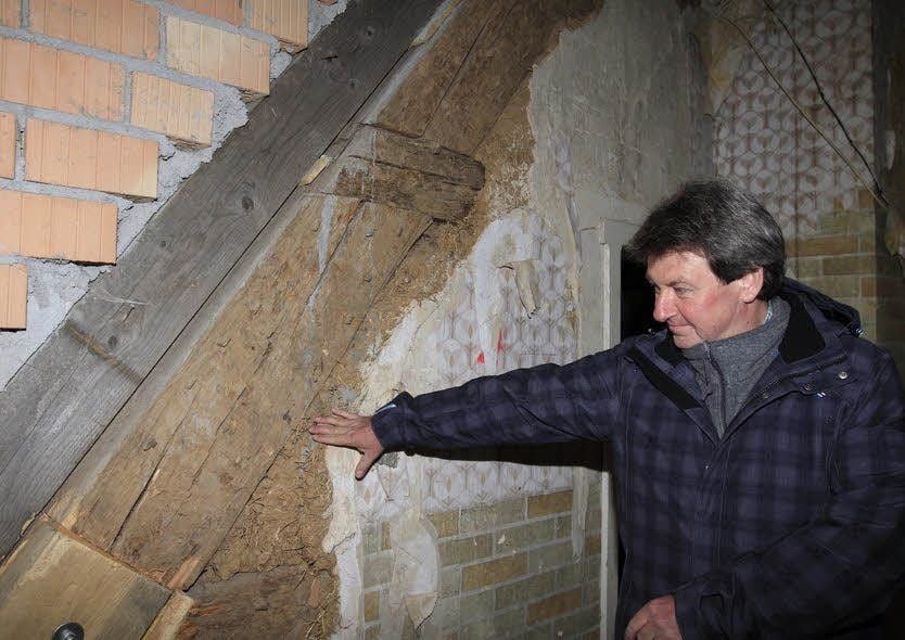 Wie Norbert Salzmann zeigt, treffen im Schloss Heuckewalde verschiedene Bauepochen aufeinander - hier Lehmfachwerk und Mauerwerk.