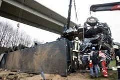 Das Wrack eines LKWs wird am Donnerstag (11.11.2004) bei Lichtenau (Kreis Paderborn) geborgen, nachdem er von einer 25 Meter hohen Brücke gestürzt war. Beim Sturz des 40-Tonners ist der 38 Jahre alte Fahrer ums Leben gekommen. (Foto: dpa)