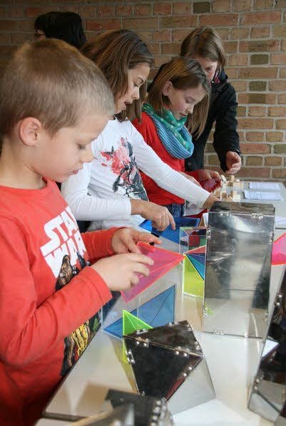 Johannes aus Mühlanger ist sieben Jahre alt, doch er wollte seine Schwester Viktoria, die in der vierten Klasse lernt, bei der Gymnasiums-Visite begleiten. Im Matheraum haben beide Spaß beim Experimentieren mit geometrischen Körpern.