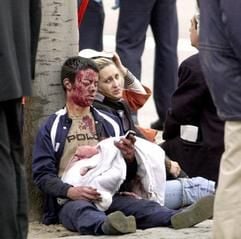 Ein verletzter junger Mann und eine verletzte Frau sitzen auf dem Banhof Atocha in Madrid. (Foto: dpa)