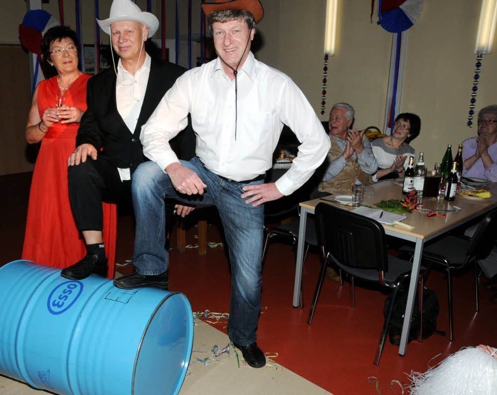 Der Ölmagnat J.R. Ewing (Bernd Schulze), seine Ehefrau Sue Ellen (Jutta Schulze) und der Bruder von J.R., Bobby (Henry Wykner), rollten als Gastgeschenk für Hohndorf symbolisch ein Fass Öl aufs Parkett.