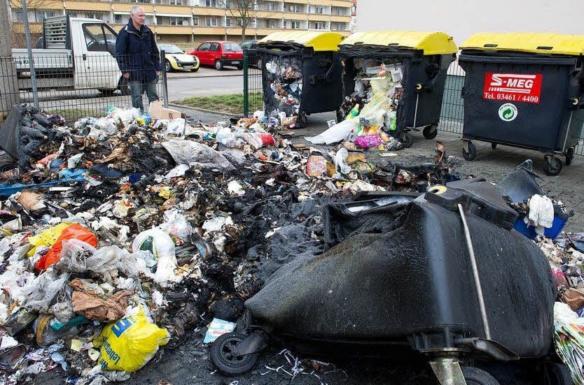 Das Feuer zerstörte zwei Altpapiertonnen sowie einen Container für Plastikmüll in der Säumestraße in Bad Dürrenberg.