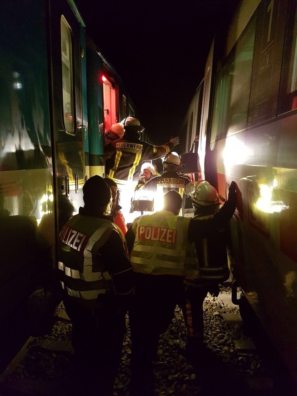 Bahnreisende mussten bei Ludwigslust auf freier Strecke den Zug wechseln.