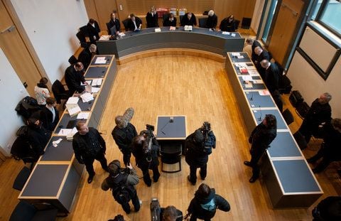 Blick in den Verhandlungssaal im Prozess um den Feuertod des Asylbewerbers Oury Jalloh im Landgericht Magdeburg. (ARCHIVFOTO: DPA)