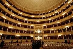 Ein Blick in den Großen Saal der Mailänder Scala, eines der berühmtesten Opernhäuser der Welt. Nach über zweijähriger Renovierung wird es jetzt wieder eröffnet. (Foto: dpa)
