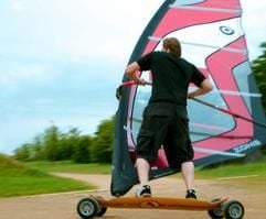 Das Windboard ist unter anderem für Freizeitsportler gedacht, die nicht das Meer vor der Nase haben. (Foto: dpa)