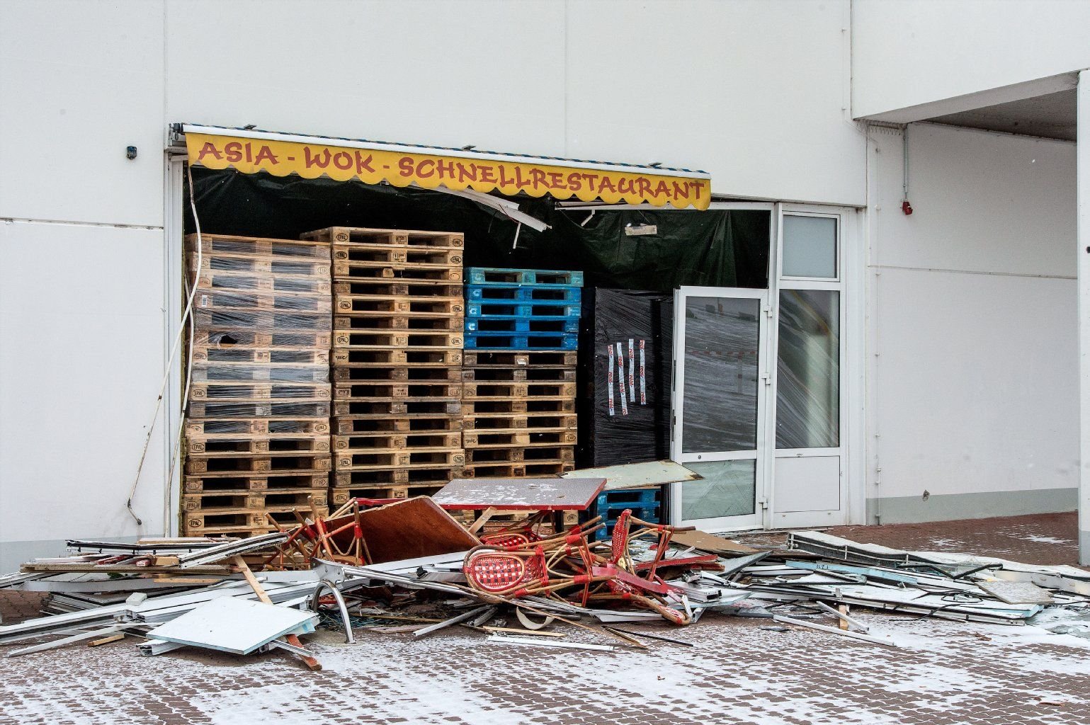 Nach dem Einbruch ist die zerstörte Schaufensterscheibe mit ein paar Paletten notdürftigt verschlossen worden.
