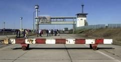 Besucher gehen über das Gelände der 1996 gegründeten Gedenkstätte Deutsche Teilung an der Autobahn 2 zwischen Helmstedt und Marienborn. (Foto: dpa)