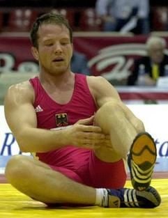 Alexander Leipold hält sich nach einer Niederlage das Knie. (Foto: dpa)