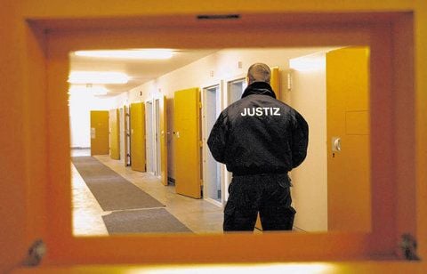 Ein Justizbeamter steht im Gefängnis Burg. Hier saß der geflohene Schwerverbrecher, bevor ihm die Flucht gelang.
