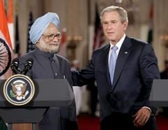 Der indische Ministerpräsident Manmohan Singh und US-Präsident George W. Bush bei ihrem Treffen in Washington (Foto: dpa)