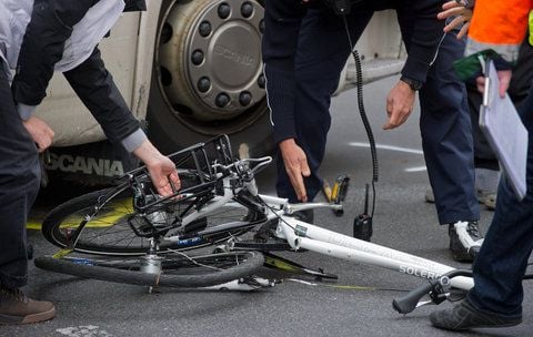 Polizisten und Gutachter bergen nach einem Unfall ein zertrümmertes Fahrrad. (SYMBOLFOTO: DPA)