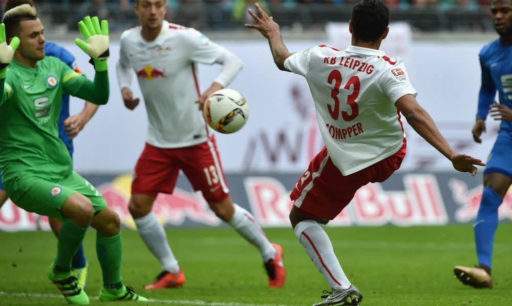 Marvin Compper (2. v. r.) trifft zum 2:0 für die Leipziger. Braunschweigs Torhüter Rafal Gikiewicz hat keine Chance.