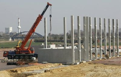Eine neue Lagerstätte entsteht auf der Baustelle des Hamburger Otto-Versandes in Haldensleben (Landkreis Börde). (FOTO: DPA)