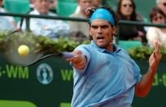World Team Cup am Mittwoch (19.05.2004) in Düsseldorf: Der australische Tennisspieler Marc Philippoussis schlägt eine Vorhand in seinem Spiel gegen den Niederländer Sjeng Schalken. Philippoussis gewann 4:6, 7:6 (7:5), 7:5. (Foto: dpa)