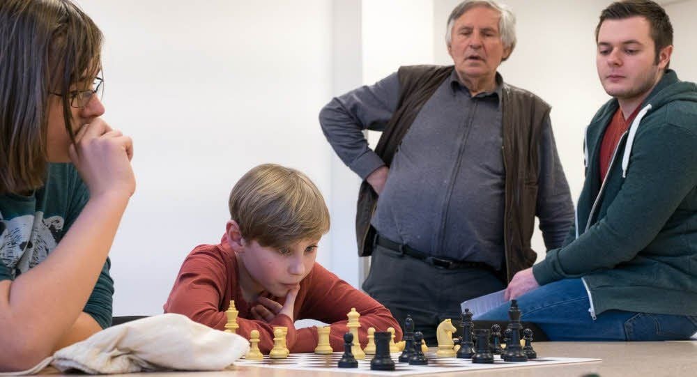 Die Trainer Fridolin Mertens (rechts) und Wolfram Richard beobachten die Spieler Hugo Post (Mitte) und Justin Schlosser (links)
