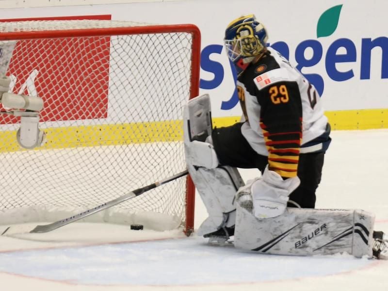 Deutschlands Goalie Tobias Ancicka kann beim 3:6 gegen die USA das vierte Gegentor nicht verhindern. Foto: Petr Sznapka/CTK/Archivbild