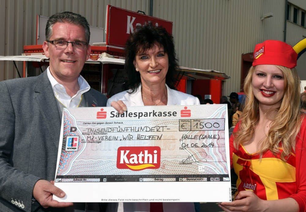 Kathi-Geschäftsführer Marco Thiele übergibt 1 500 Euro an „Wir-helfen"-Geschäftsführerin Kerstin Metze. Rechts: Firmenbotschafterin Elisabeth Langenstrauß.