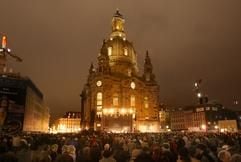 Tausende Dresdner und Gäste treffen sich am Freitag (23. Dezember 2005) vor der wiederaufgebauten Frauenkirche zur 13. Weihnachtlichen Vesper. (Foto: dpa)