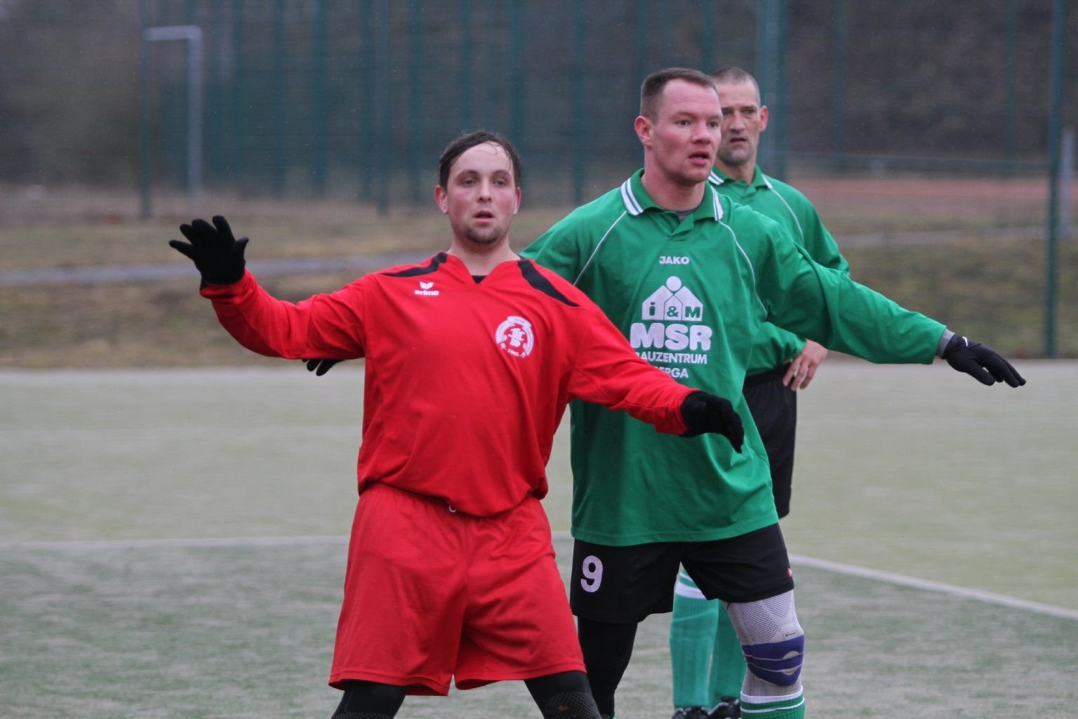 FC Sangerhausen (rot) spielt auf Kunstrasenplatz im Neubagebiet Othaler Weg.