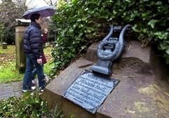 Wilhlem Hauffs Grab auf dem Hoppenlau-Friedhof in Stuttgart (Foto: dpa)