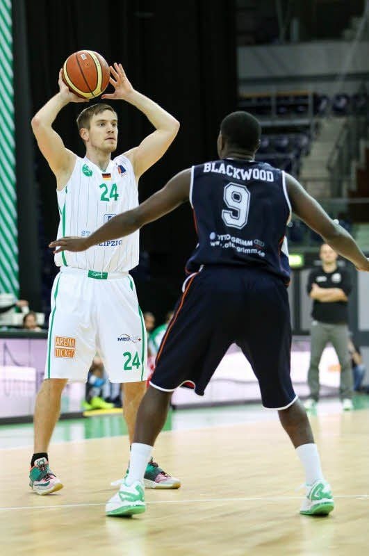 Sascha Ahnsehl, hier gegen Sixers-Aufbauspieler Tristan Blackwood am Ball, erzielte gegen sein ehemaliges Team sieben Punkte.