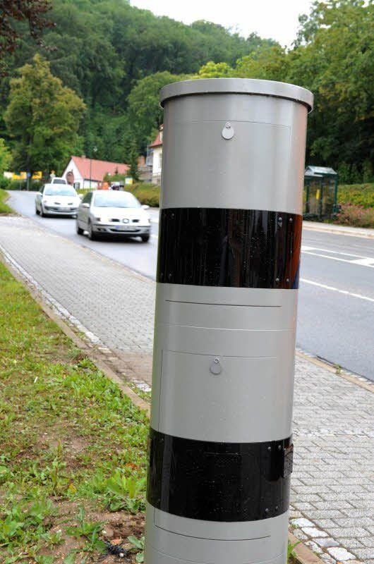 Das Blitzgerät an der Bundesstraße 87 sieht unscheinbar aus - und lieferte ein halbes Jahr lang fleißig Bilder von Autofahrern, die sich nicht an Tempo 30 gehalten hatten.