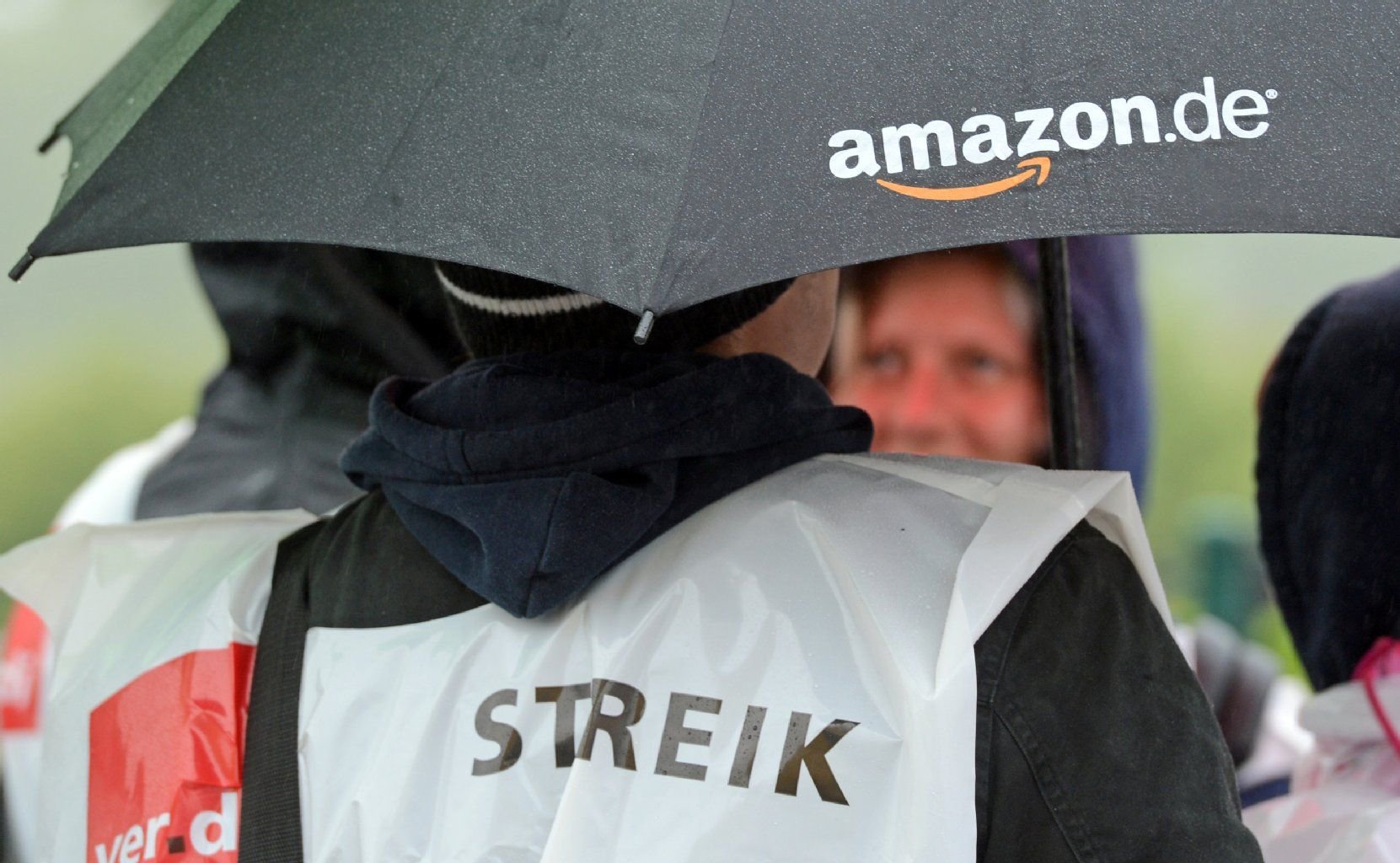 Mitarbeiter des Internet-Versandhändlers Amazon beteiligen sich am 27.05.2013 am Standort in Leipzig an einem Warnstreik.