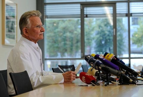 Reiner Gradinger, ärztlicher Direktor des Klinikums Rechts der Isar, am Donnerstag (27.09.12) in dem Klinikum in München während einer Presseskonferenz zu Unregelmässigkeiten bei Lebertransplantationen. (FOTO: DAPD)
