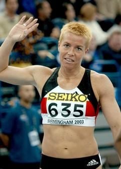 Leichtathletik Hallen WM Birmingham (Großbritannien) National Indoor Arena Sonntag (16.03.2003): Grit Breuer jubelt, nachdem sie über 400 m in 51,13 Sekunden Bronze gewonnen hat. Es gewann Natalja Nasarowa (Russland, 50,83 Sek.) vor Christine Amertil (Bahamas, 51,11). (Foto: dpa)