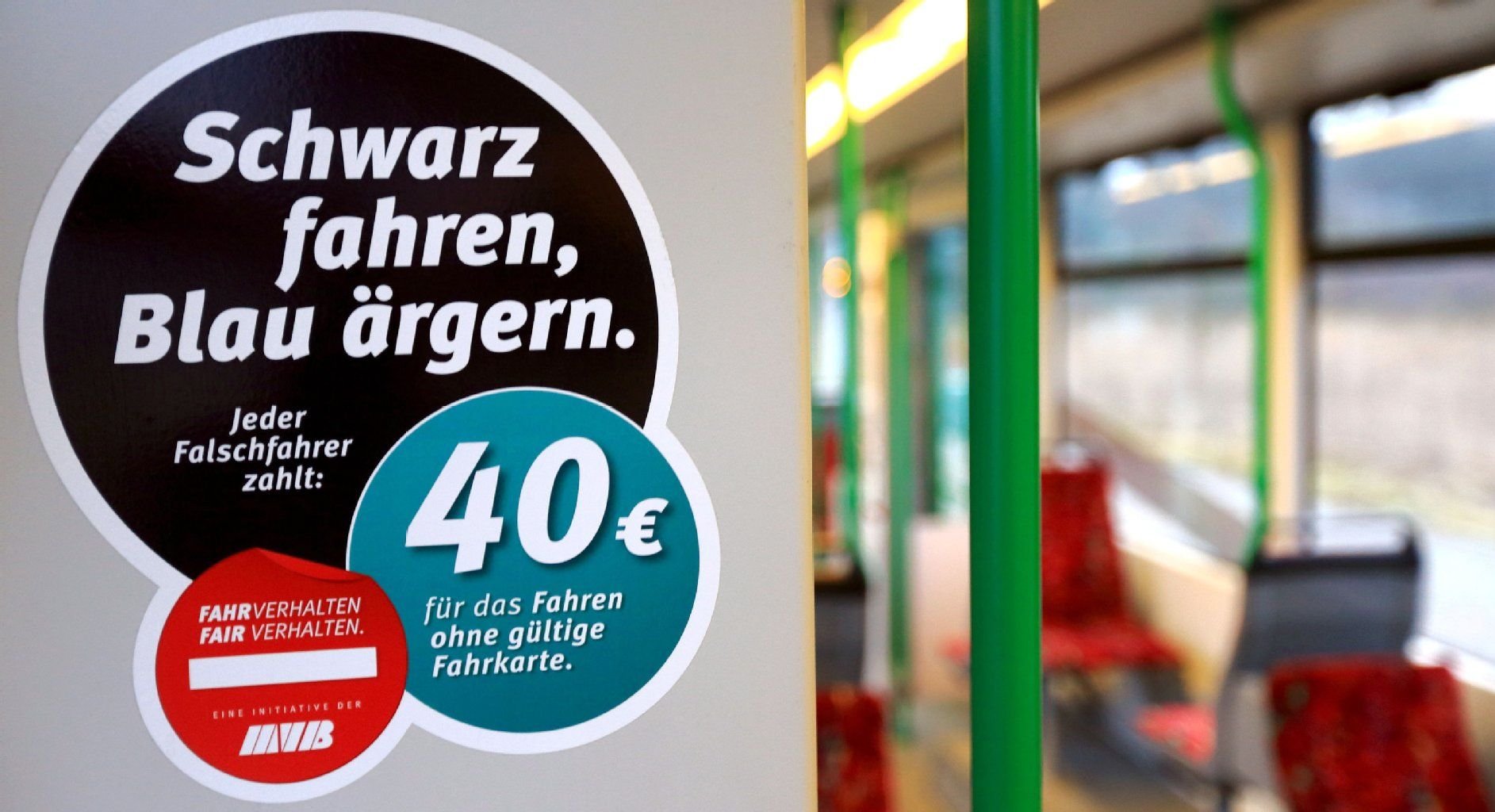 Ein Aufkleber mit der Aufschrift «Schwarz fahren, Blau ärgern» weißt in einer Straßenbahn in Magdeburg auf die Strafe für das Fahren ohne Fahrkarte hin.