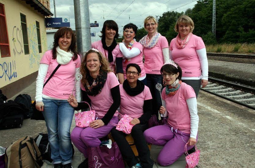 Wohin soll denn die Reise gehen? „Nach Malle“, wie die Organisatorinnen Katharina Zeidler und Susi Kaiser den anderen Ruhlsdorfer Mädels zuvor suggeriert hatten, jedenfalls nicht. Doch mittlerweile sind alle wieder wohlbehalten vom Junggesellenabschied zurück.