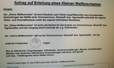 Wer eine Schreckschusswaffe in der Öffentlichkeit führen will, muss den Kleinen Waffenschein beantragen.