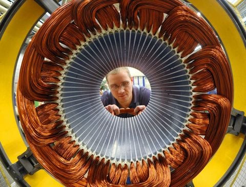 Der Motorwickler Rocco Hahne legt in der KSB AG in Halle Spulen in den Stator für einen Pumpenmotor ein. (ARCHIVFOTO: DPA)