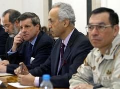 US-Zivilverwalter Paul Bremer (2.v.l.) spricht auf einer Pressekonferenz in Bagdad, rechts neben ihm Innenminister Samir Sumaidy und General Ricardo Sanchez. (Foto: dpa)