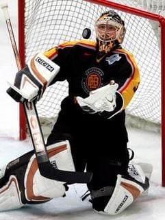 Brodelnde Gerüchte: Nationaltorhüter Olaf Kölzig bei einem Spiel im Mai 2004. (Foto: dpa)