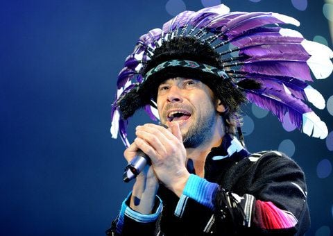 Der Sänger der britischen Band Jamiroquai, Jay Kay, steht am Montag in Hamburg auf der Bühne der O2 World. (FOTO: DPA)