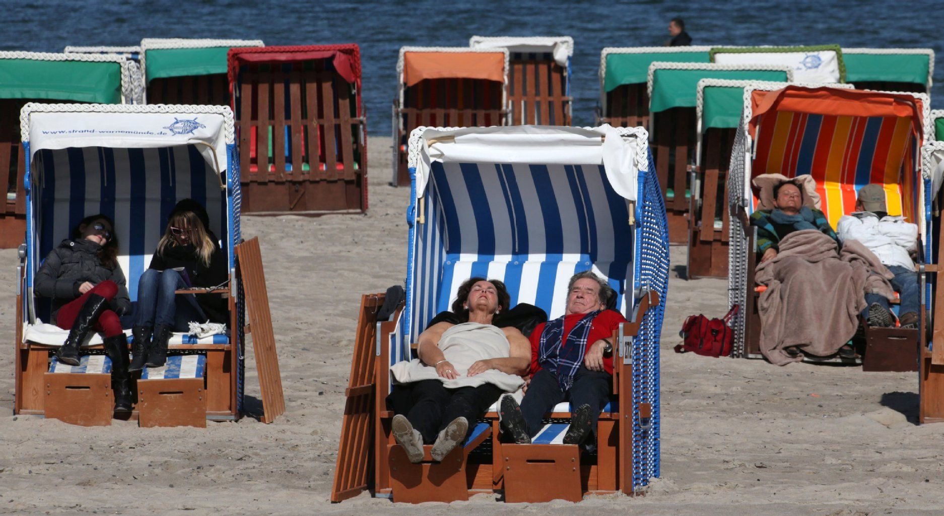 Die ersten Strandkörbe sind im Ostseebad Warnemünde (Mecklenburg-Vorpommern) belegt.